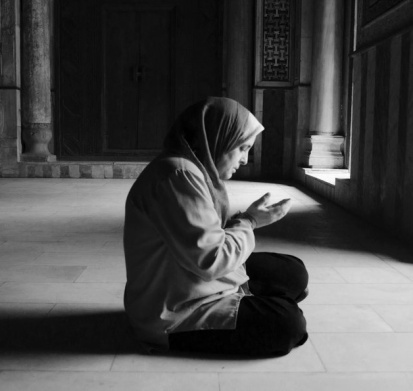 Bing Image, A Woman at Prayer 